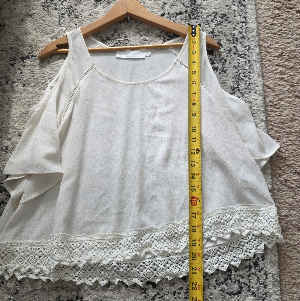 ASTR The Label Boho Crochet Open Shoulder Blouse Off White Womens M Cottage Core - Picture 6 of 7